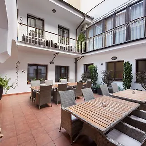 3* לינה וארוחת בוקר Old House